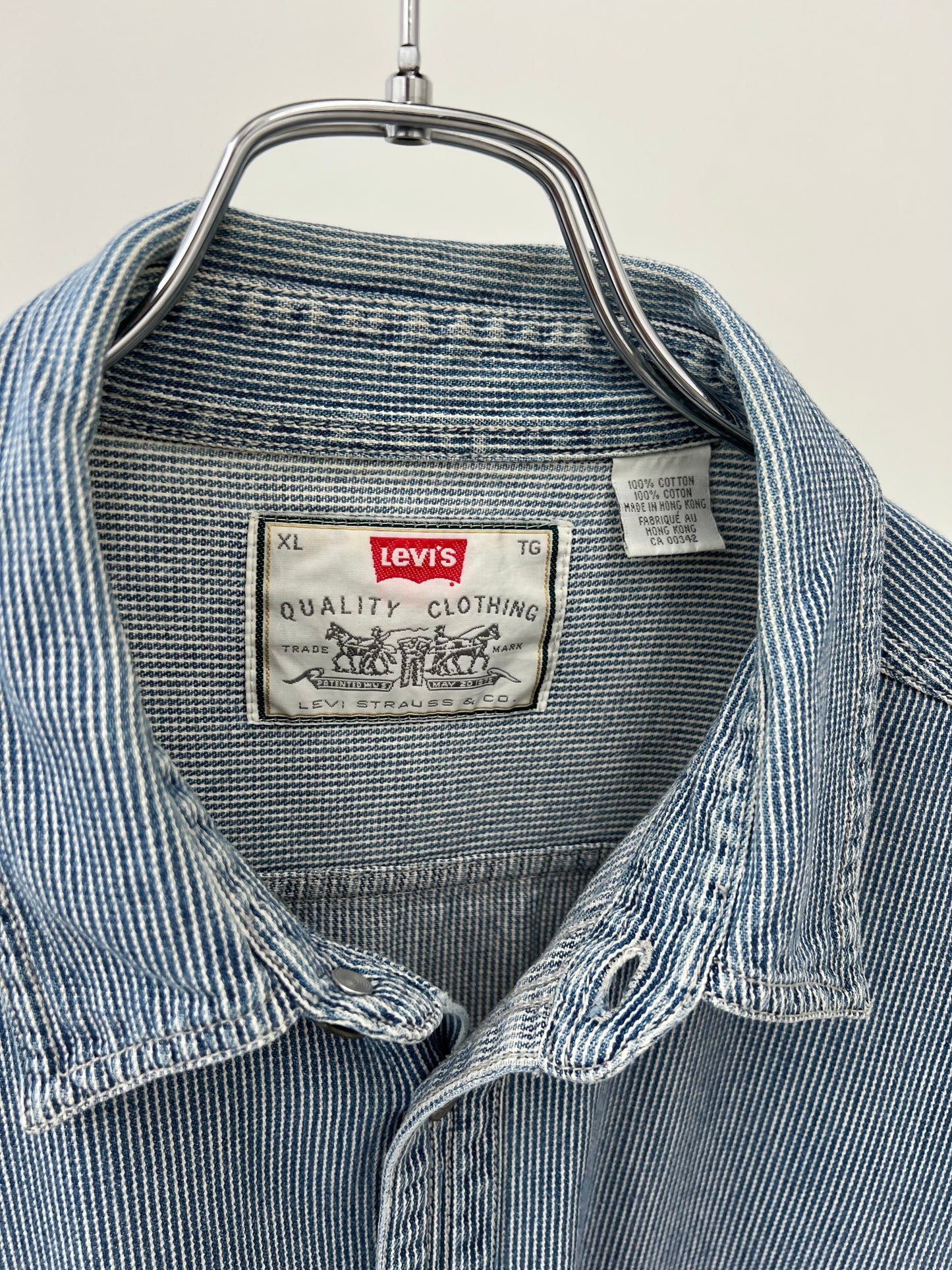 90's Levi's denim shirt