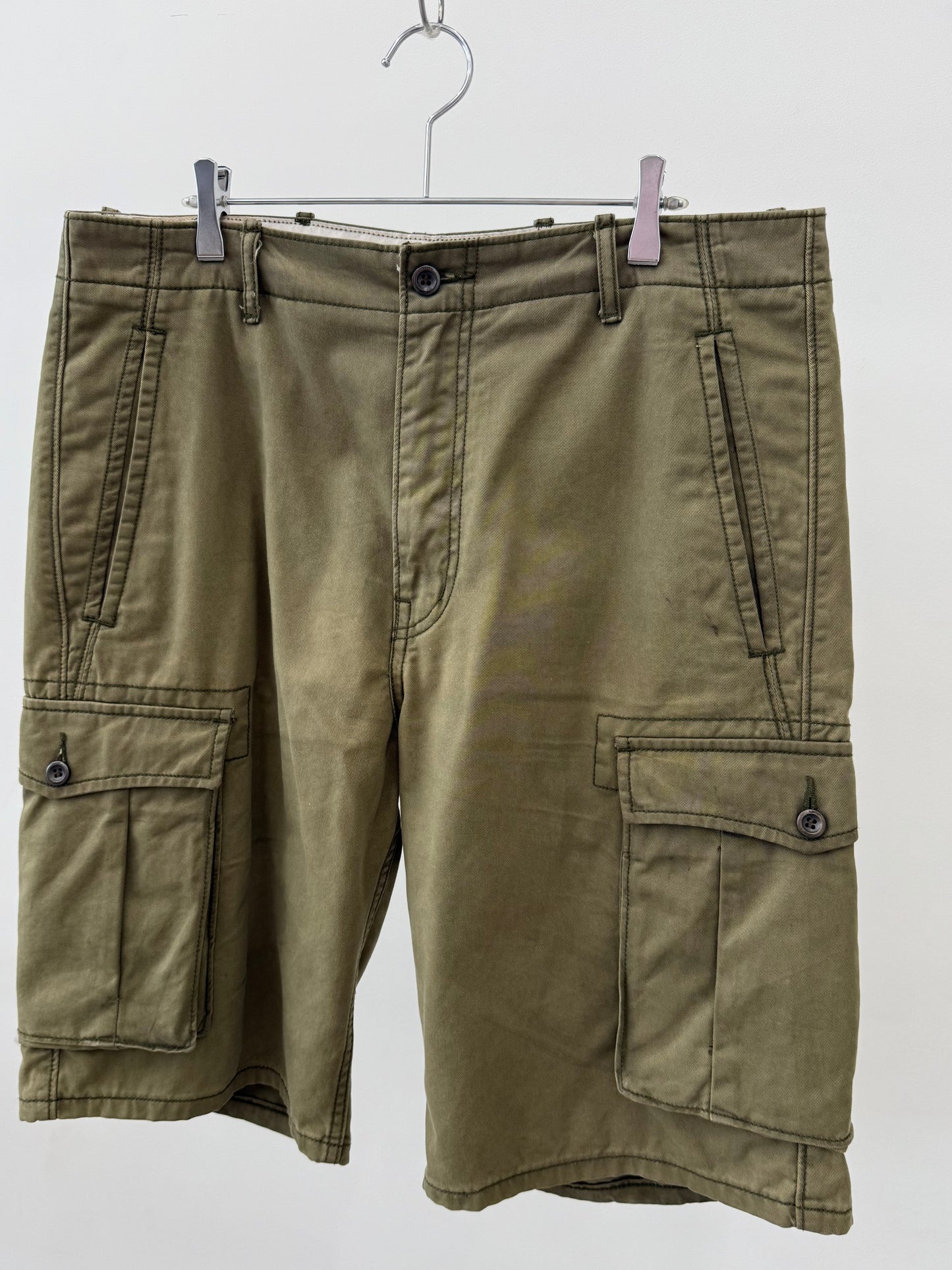 00's Levi's cargo shorts