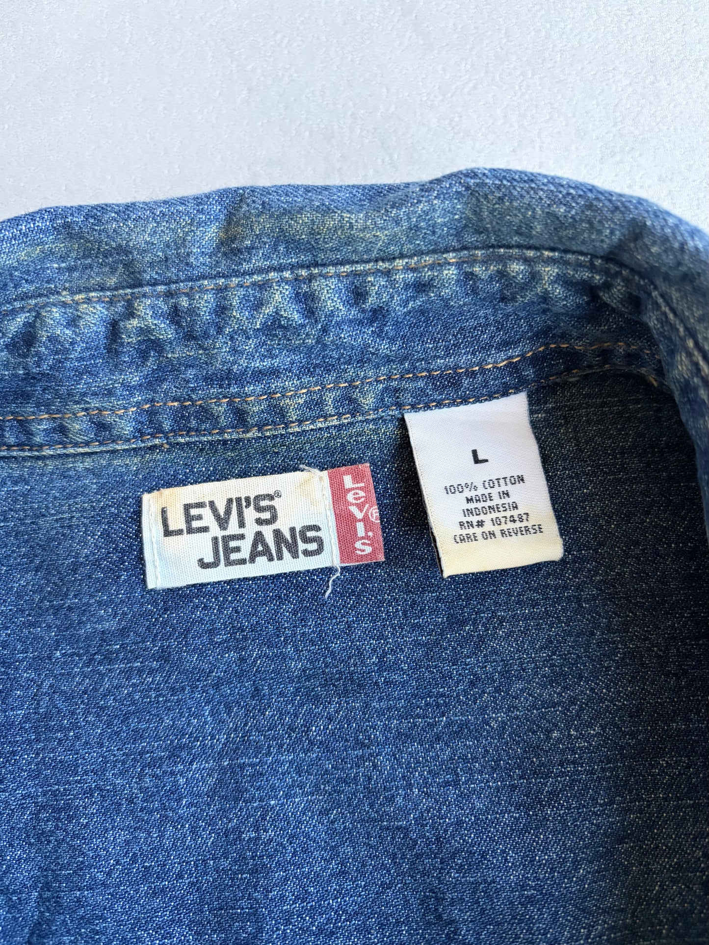 00's Levi's denim shirt