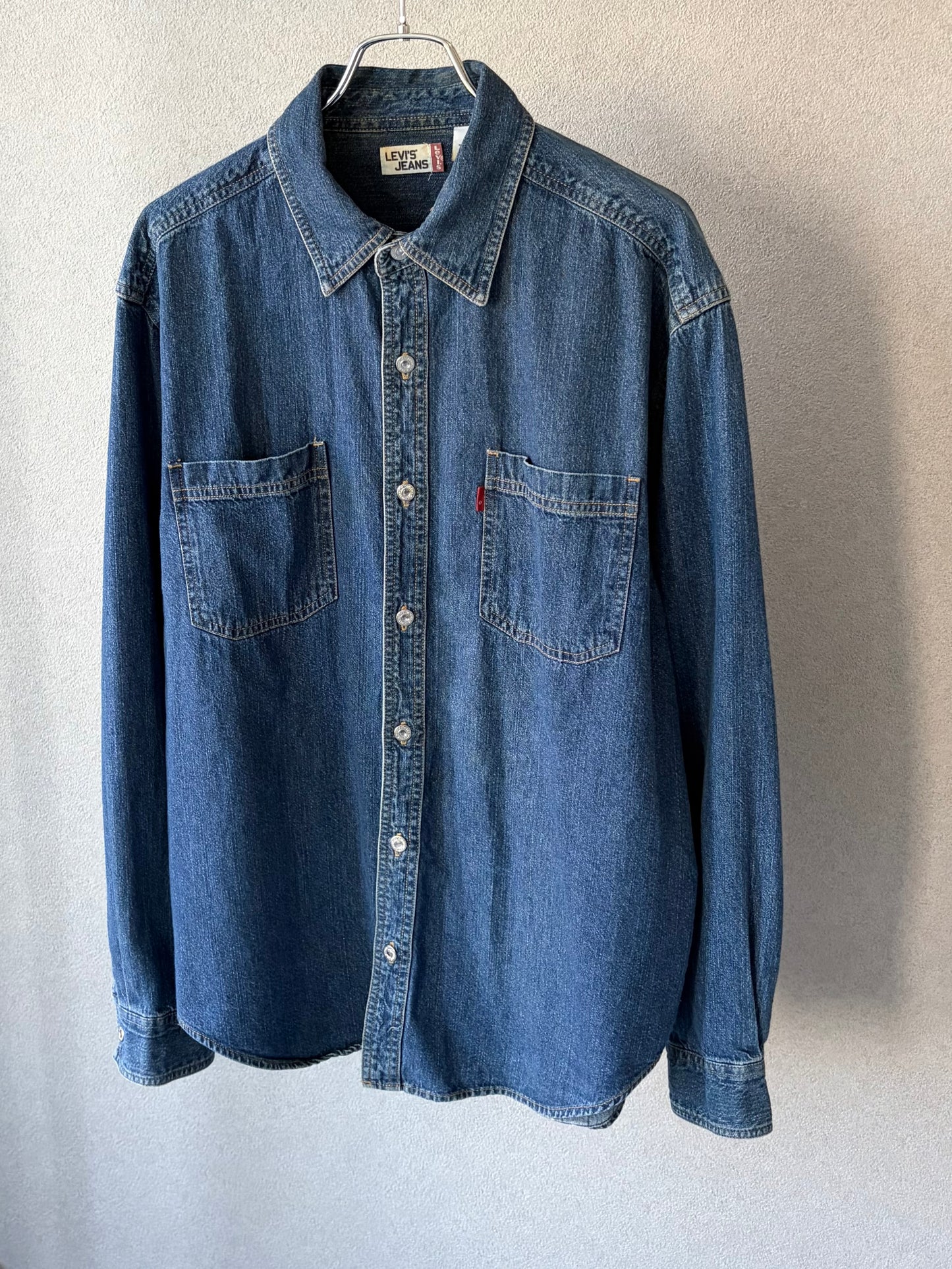 00's Levi's denim shirt
