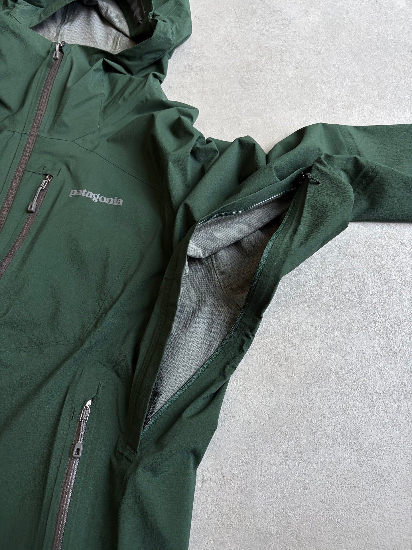 10's patagonia nylon jacket